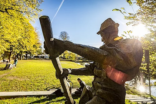 Flößerdenkmal an der alten Floßlände im Herbst aufgenommen