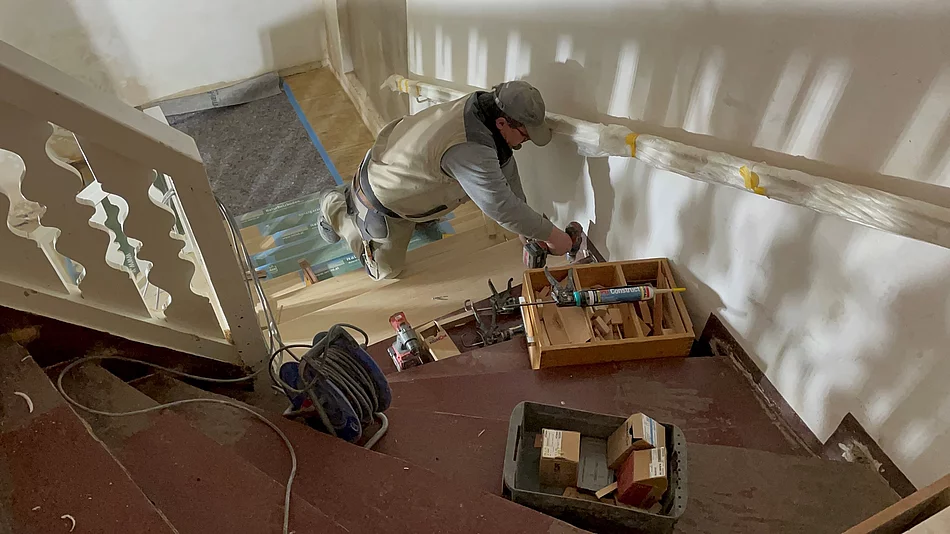 Schreiner arbeitet an Holztreppe 