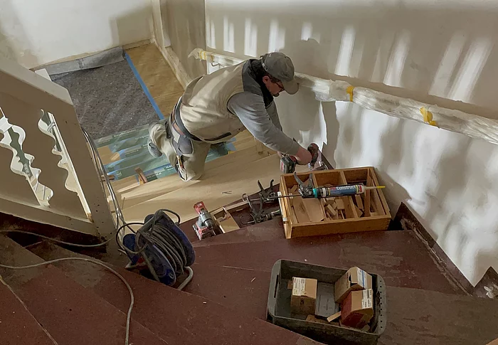 Schreiner arbeitet an Holztreppe 