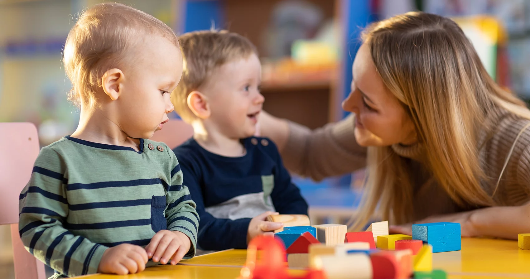 Symbolbild Tagesmutter mit Kleinkindern