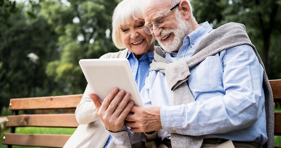 Symbolbild Senioren mit Tablet