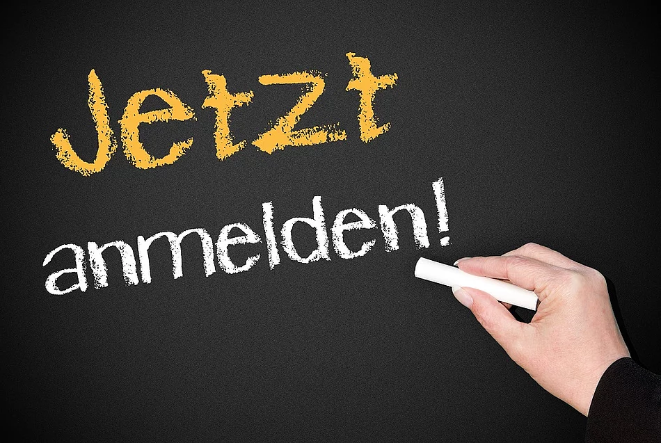 Schild mit der Aufschrift: Jetzt anmelden