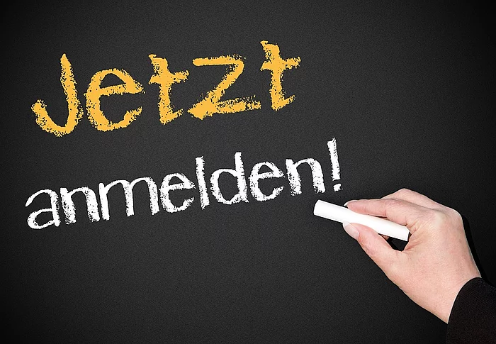 Schild mit der Aufschrift: Jetzt anmelden