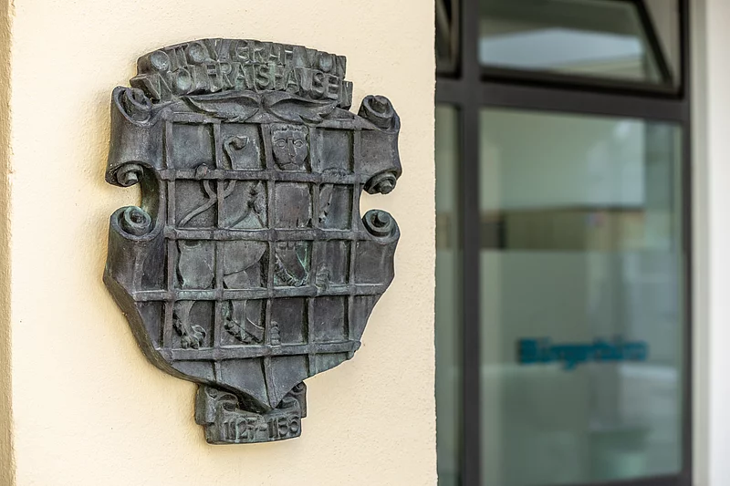 Altes Bronzewappen der Stadt Wolfratshausen