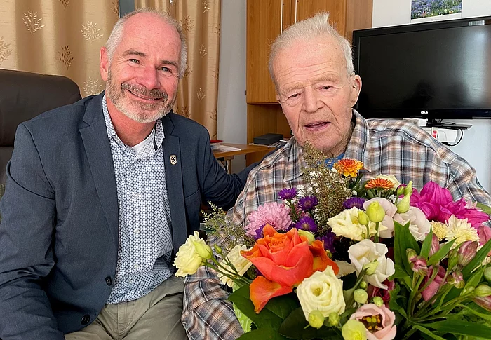 Erster Bürgermeister Klaus Heilinglechner gratuliert Georg von Heydebrand und der Lasa