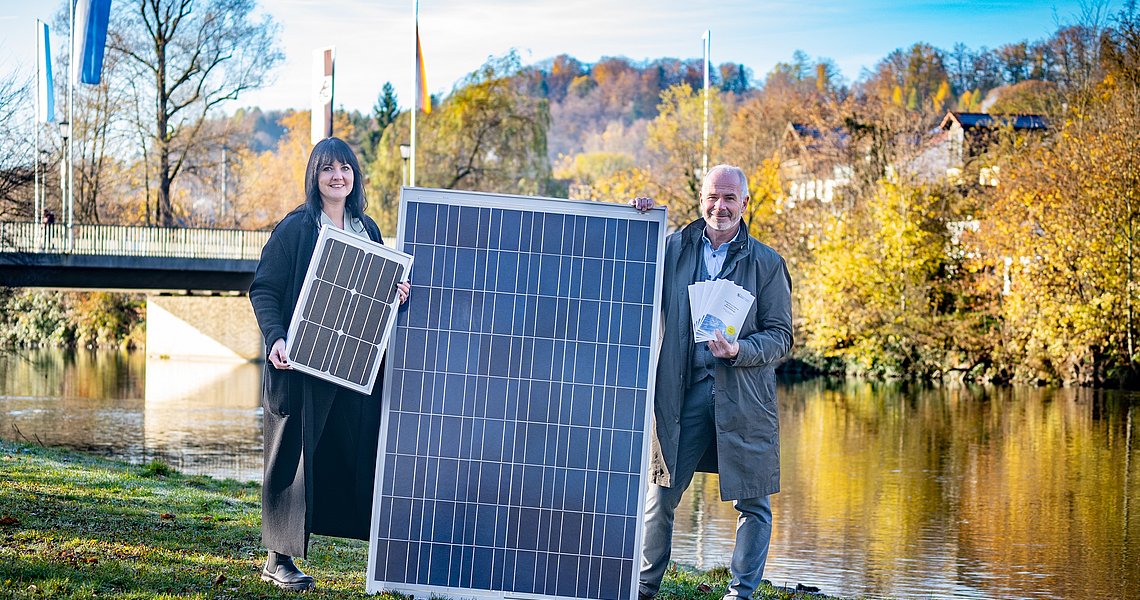 Umwelt- und Klimaschutzmanagerin Vivian Horngacher und Erster Bürgermeiser Heilinglechner präsentieren eine Photovoltaikpanele