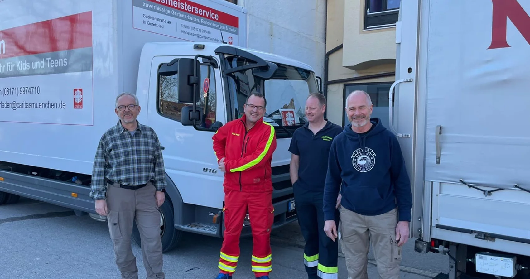 Helfer, die mit den voll bepackten LKWs an die Grenzen fahren werden 