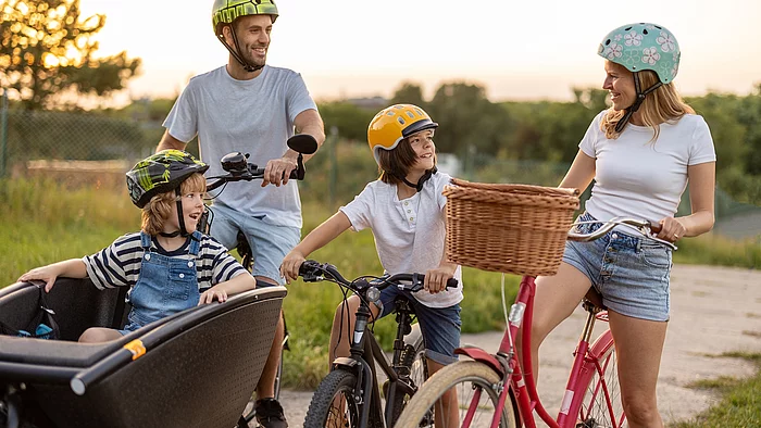 Familie mit zwei Kindern und Lastenrad