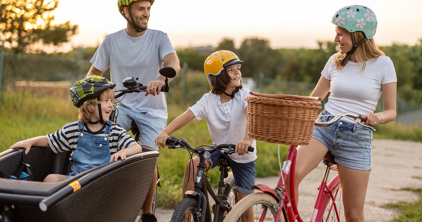 Familie mit zwei Kindern und Lastenrad