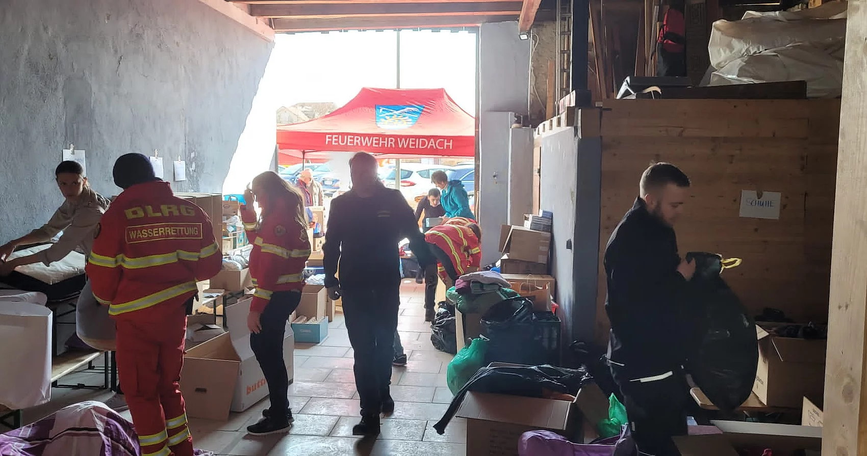 Helfende arbeiten im Lagerraum am Hatzplatz