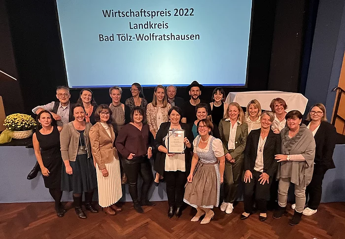 Gruppenbild des Kinder- und Jugendfördervereins Wolfratshausen e. V. bei der Verleihung des Anerkennungspreises