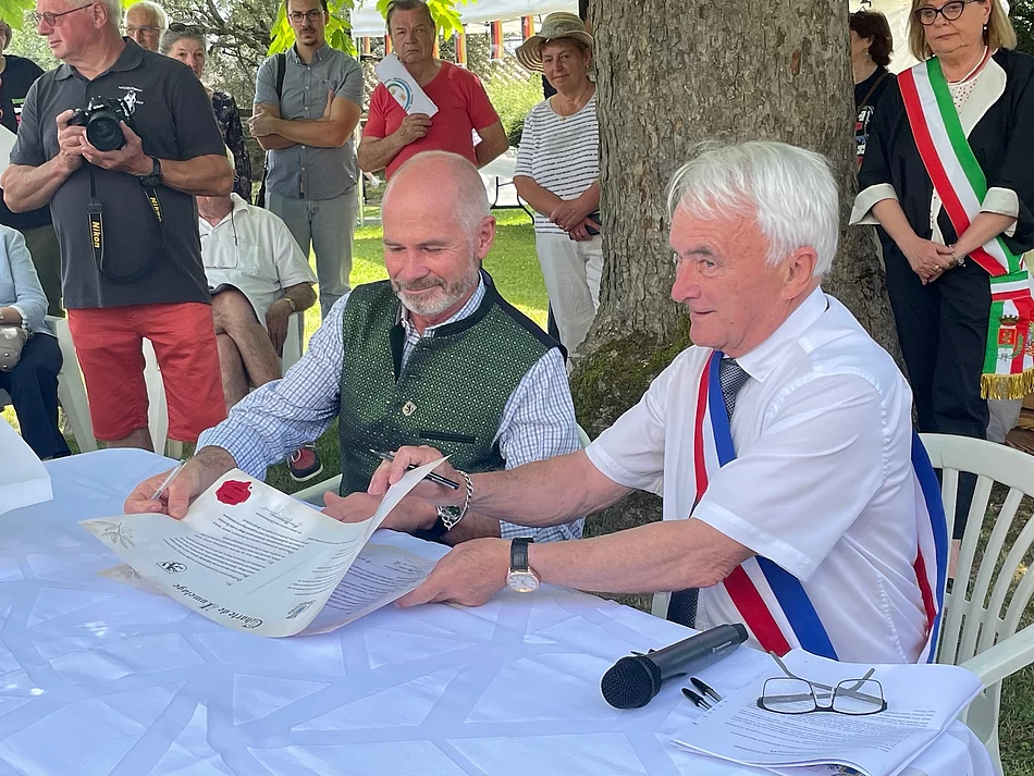 Bürgermeister unterzeichnen die Urkunde zur Städtepartnerschaft Bürgermeister André Meuraillon und Klaus Heilingelchner unterzeichnen die Urkunde zur Städtepartnerschaft