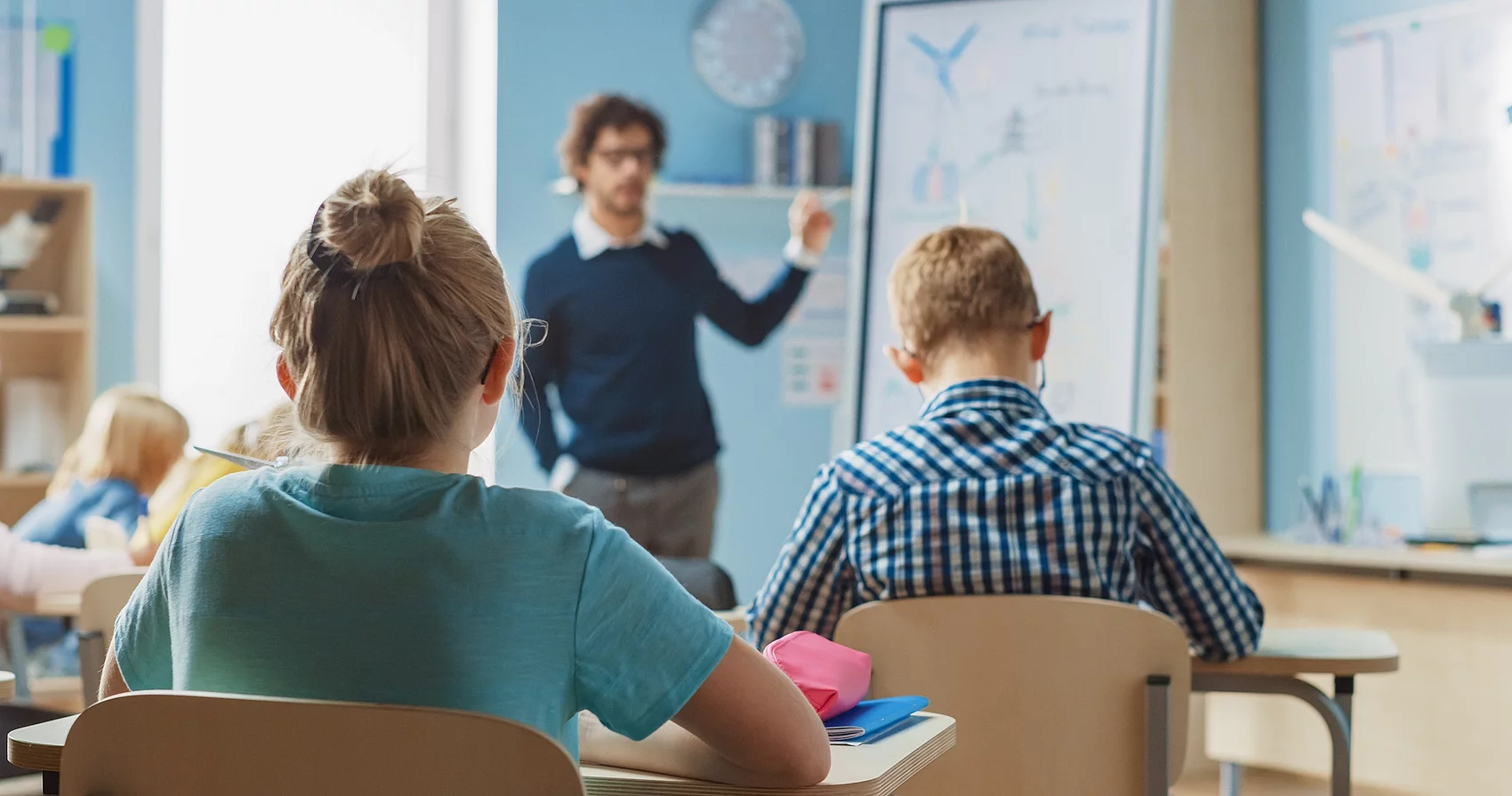Symbolbild Lehrer in der Klasse mit Schülern