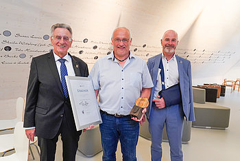 Verleihung des Wirtschaftspreises v. l. Wirtschaftsreferent Helmut Forster, Preisträger Klaus Heininger, Erster Bürgermeister Klaus Heilinglechner