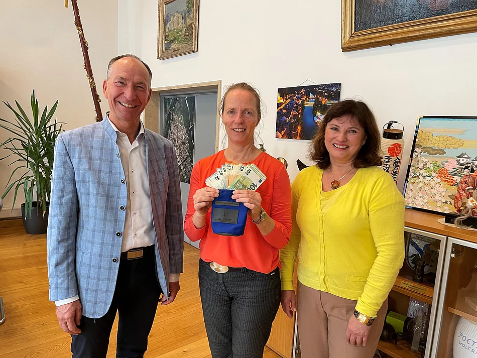 Auf dem Bild von links nach rechts: 2. Bürgermeister Günther Eibl, Elke Burghardt vom Inselhaus und Stadträtin Gerlinde Berchtold