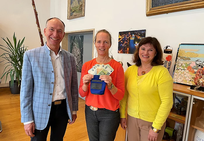 Auf dem Bild von links nach rechts: 2. Bürgermeister Günther Eibl, Elke Burghardt vom Inselhaus und Stadträtin Gerlinde Berchtold