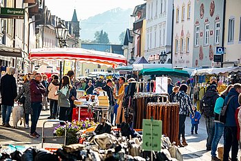 Marktstimmung beim Krammarkt in der Wolfratshauser Altstadt