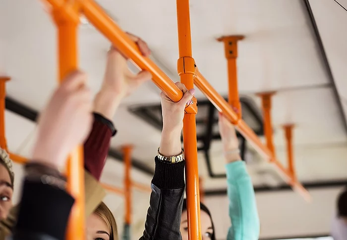 Symbolbild Bus Haltestange