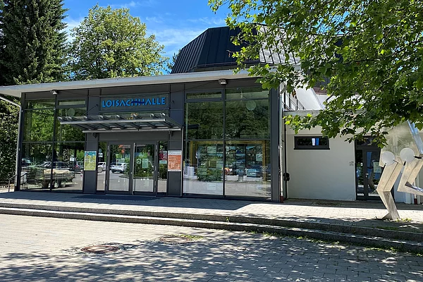 Eingang der Loisachhalle