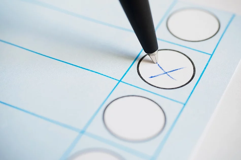 Symbolbild Kreuz auf Wahlschein