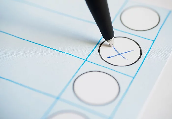 Symbolbild Kreuz auf Wahlschein