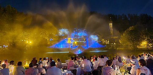 White Dinner an der Alten Floßlände August 2021, Abendaufnahme Wasserfontäne und mit Lichtershow