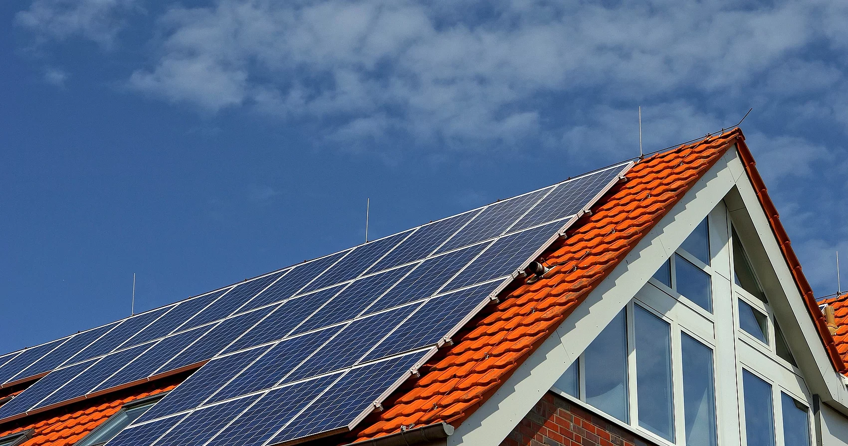 Symbolbild Solarpanelen auf Hausdach