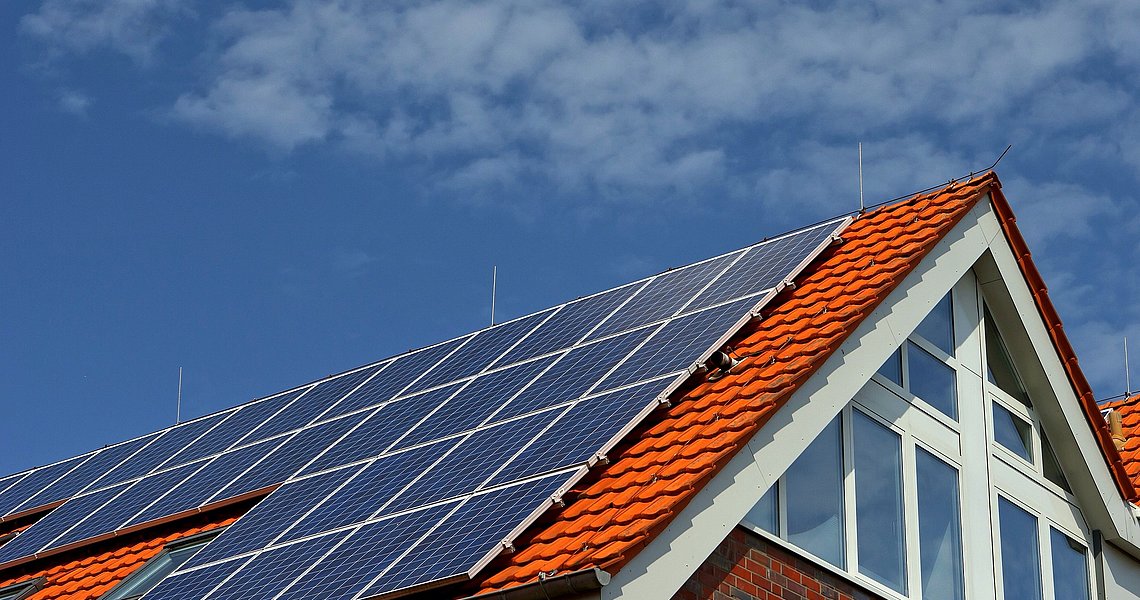 Symbolbild Solarpanelen auf Hausdach