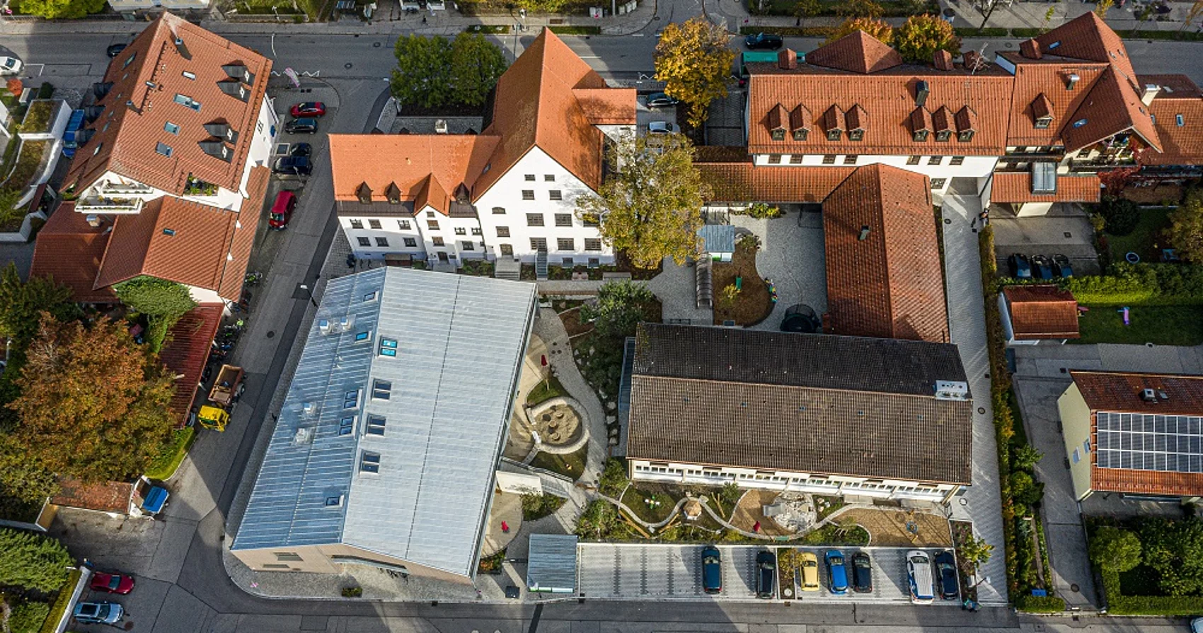 Gebäudekomplex Drohnenaufnahme im Vordergrund Kindertagesstätte