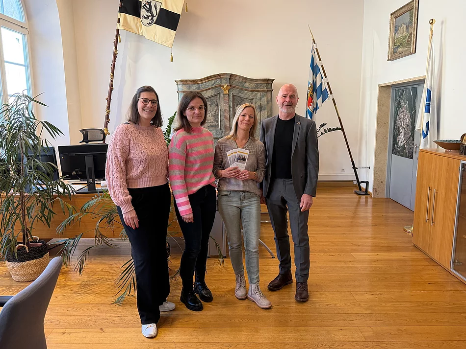 v.l.: Renten- und Sozialberaterin Sybille Gruber und Eva Blum, Beraterin des Pflegestützpunktes Gaby Strauhal, Erster Bürgermeister Klaus Heilinglechner Gruppenbild Bürgermeister mit Mitarbeiterinnen