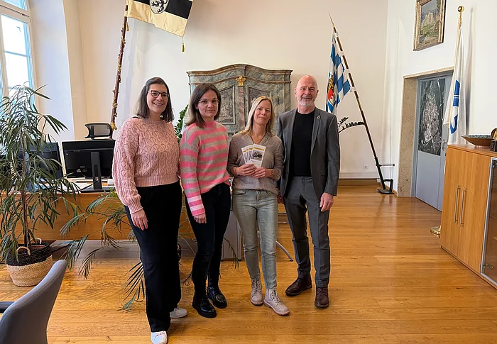 Gruppenbild Bürgermeister mit Mitarbeiterinnen