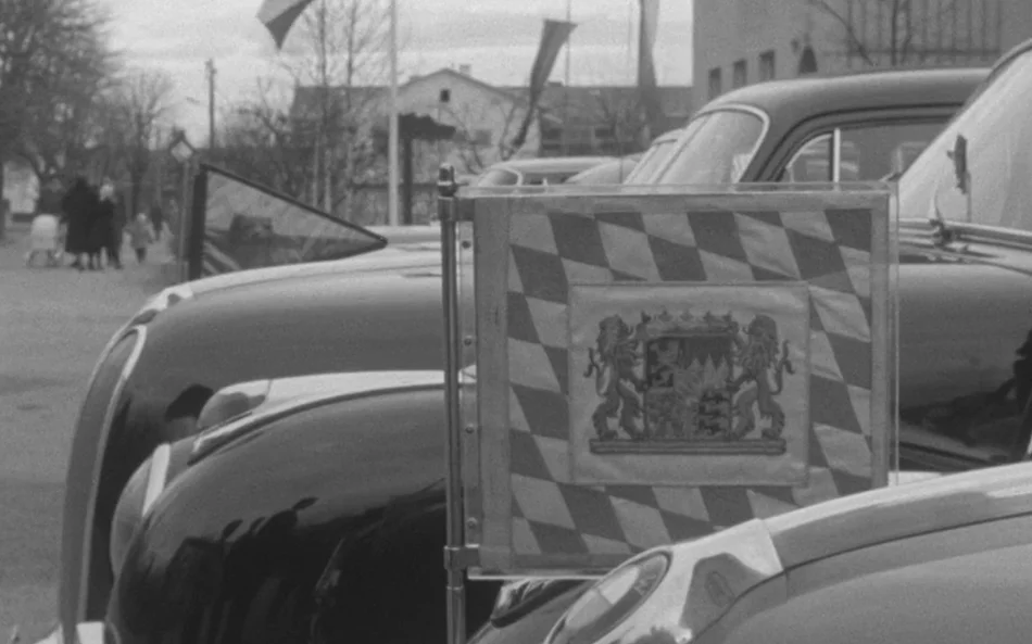 Stadterhebung in Wolfratshausen 1961 Korossen des Fuhrparks mit Flagge beim Staatsakt
