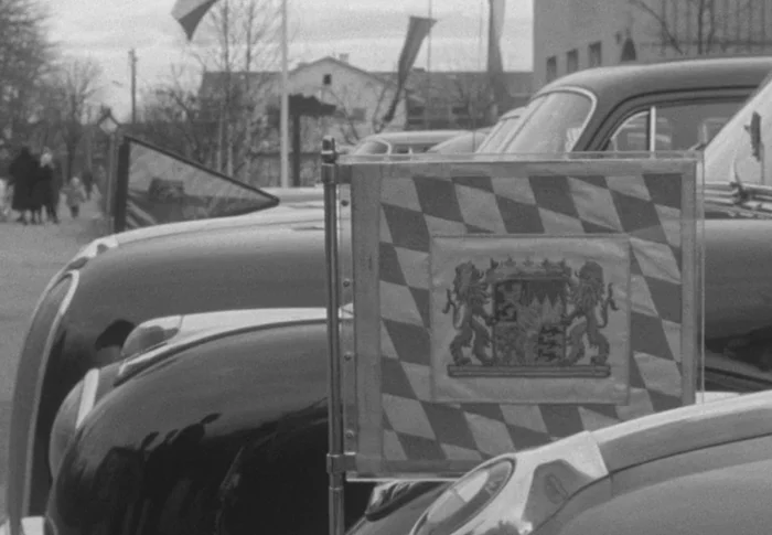 Korossen des Fuhrparks mit Flagge beim Staatsakt