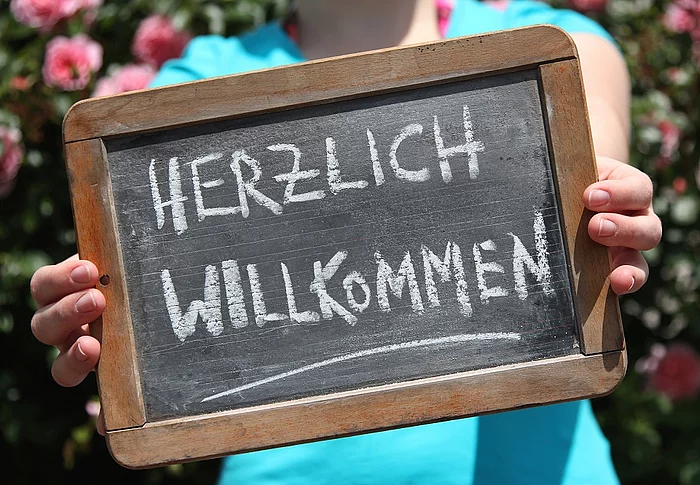 Tafel mit der Aufschrift: Herzlich willkommen