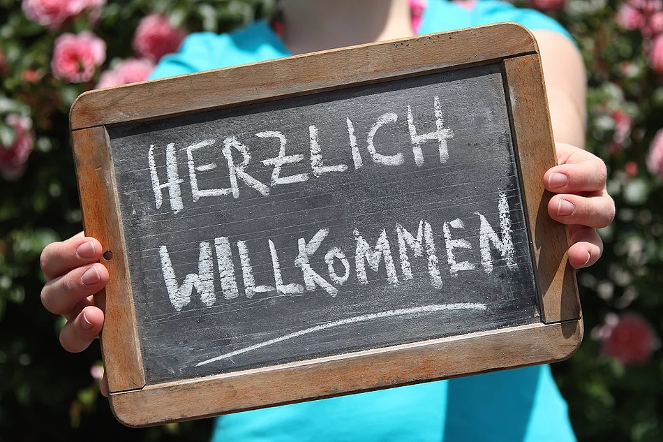 Tafel mit der Aufschrift: Herzlich willkommen