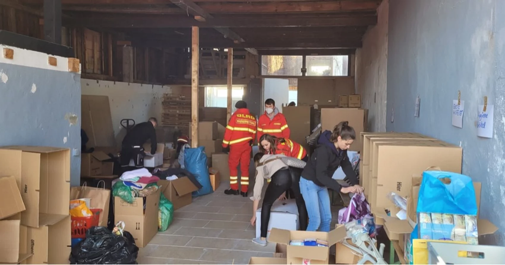 Helfer sortieren Spenden bei Sammelaktion 