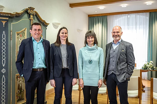 Standesbeamte von Wolfratshausen von links nach rechts: Michael Nussbaumer, Angela Müller, Petra Konrad und 1. Bürgermeiser Klaus Heilinglechner