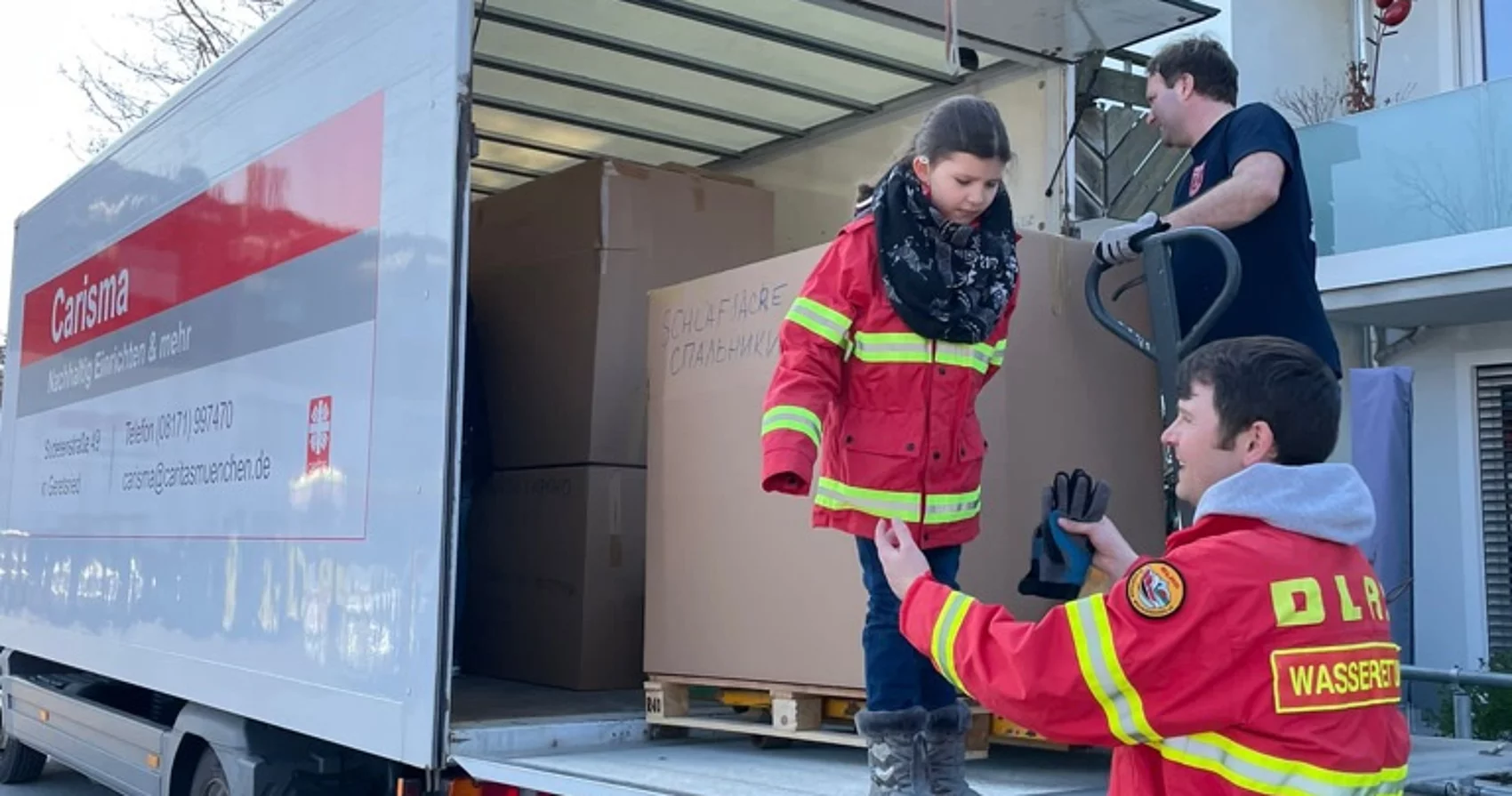 Beladen eines Lasters mit Hilfsgütern 