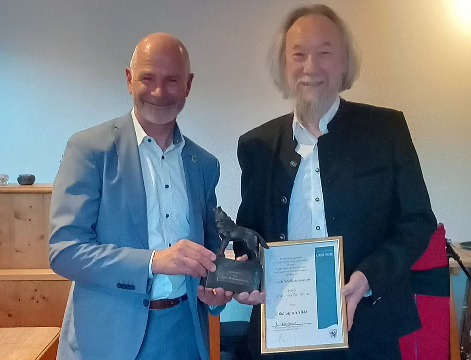 Erster Bürgermeister Klaus Heilinglechner übergibt den Kulturpreis an Yoshihsa Kinoshita Erster Bürgermeister Klaus Heilinglechner übergibt den Kulturpreis an Yoshihsa Kinoshita