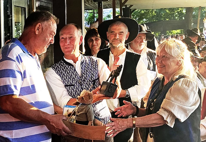 2. Bürgermeister Eibl überreicht zusammen mit Gabriele Rüth ein Gastgeschenk.