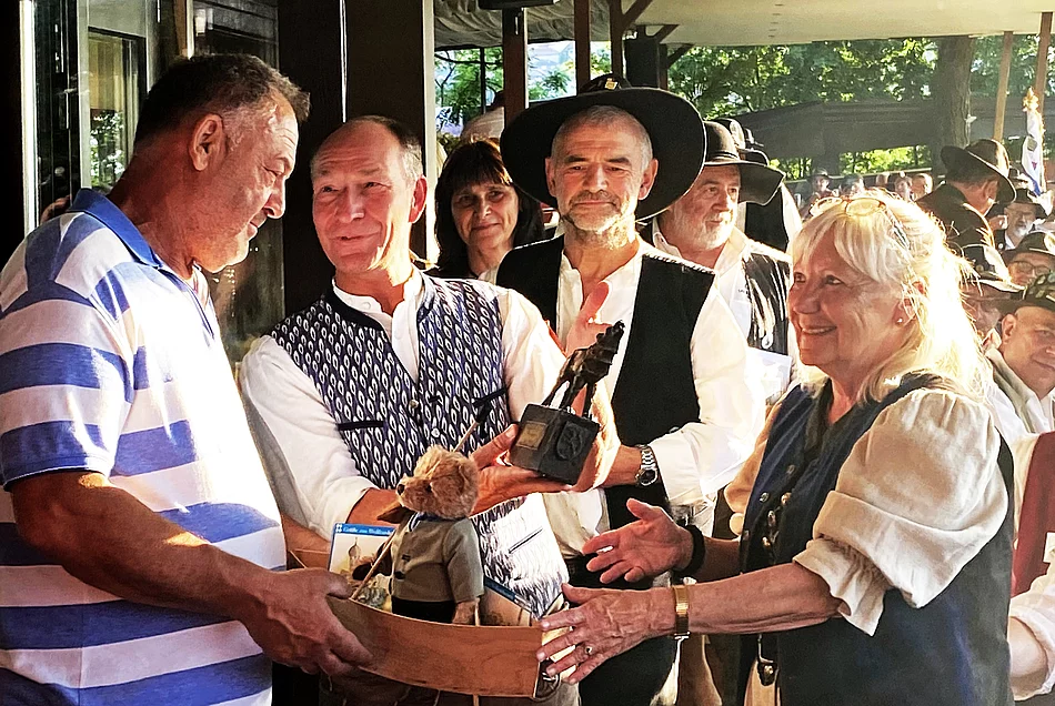 2. Bürgermeister Eibl überreicht zusammen mit Gabriele Rüth ein Gastgeschenk.