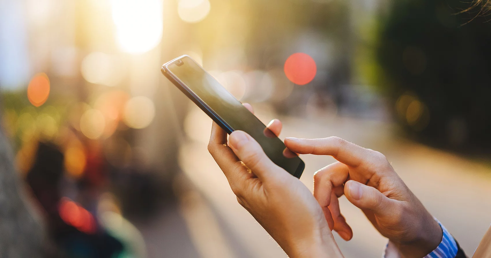 Symbolbild Hände mit Smartphone 