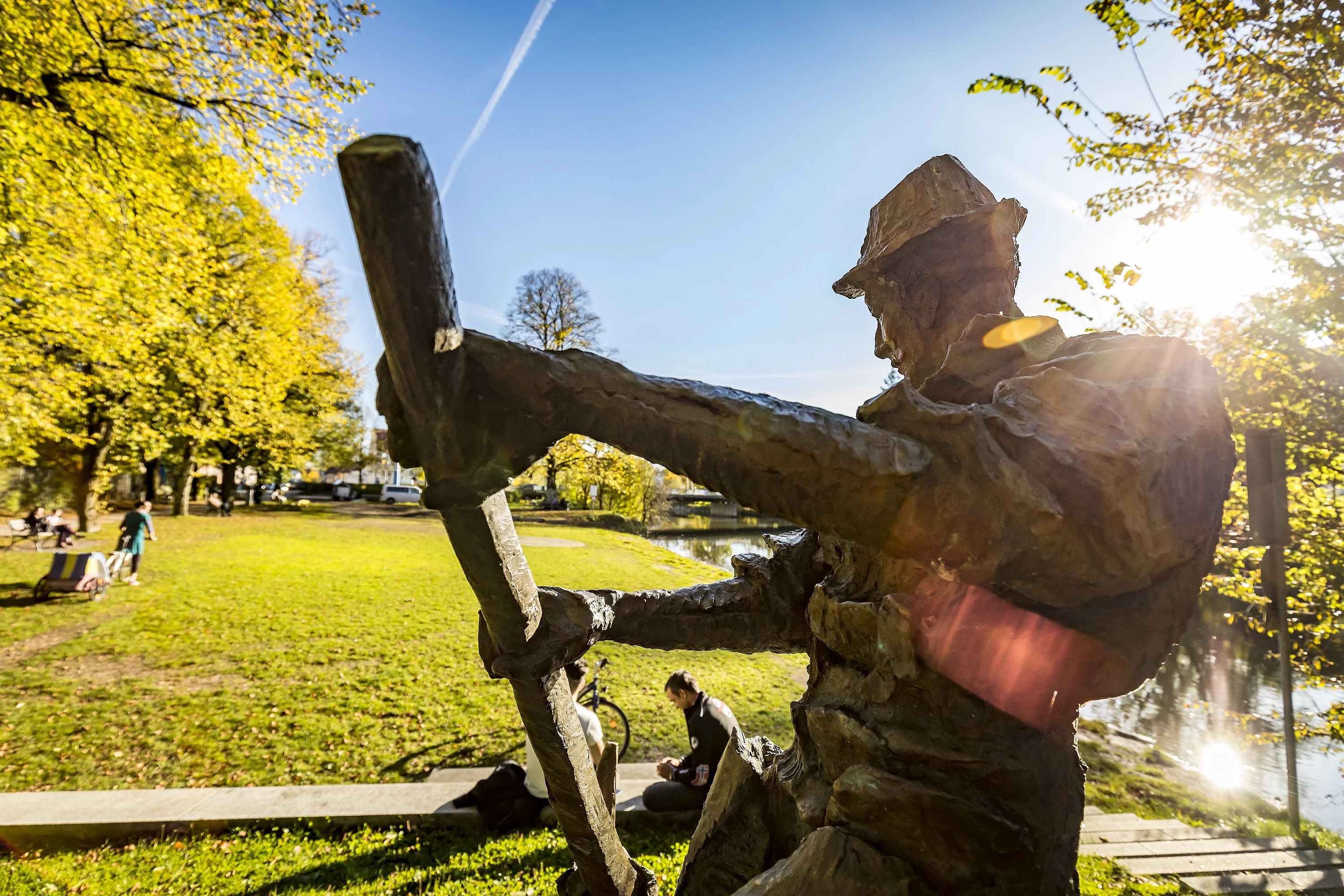 Flößerdenkmal an der alten Floßlände im Herbst