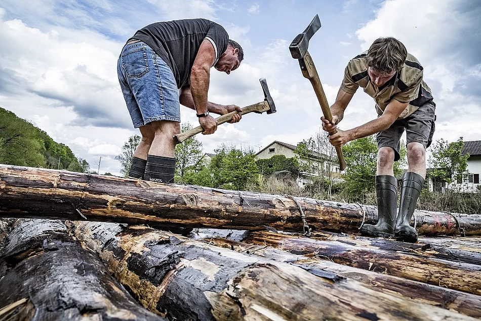 Bau eines Floßes Flößer bauen ein Floß zusammen