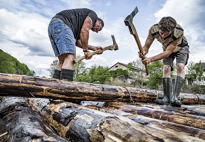 Flößer bauen ein Floß zusammen