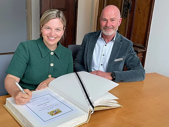 Katharina Schulze und Erster Bürgermeister Klaus Heilinglechner beim Eintrag ins Goldene Buch der Stadt Katharina Schulze und Erster Bürgermeister Klaus Heilinglechner beim Eintrag ins Goldene Buch der Stadt