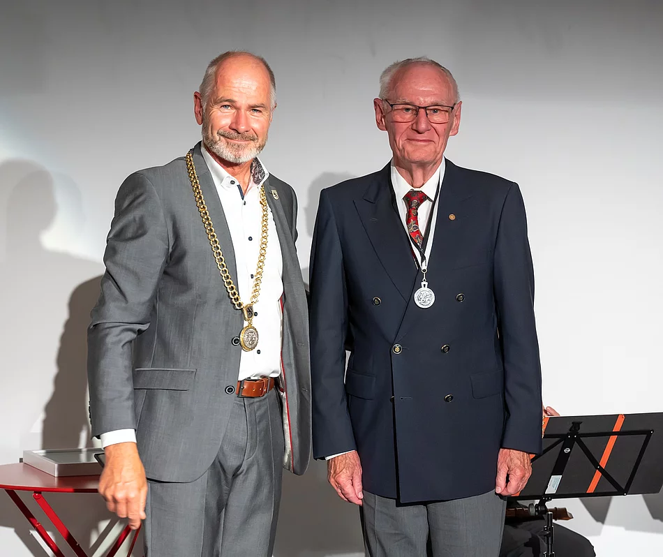 1. Bürgermeister Klaus Heilinglechner verleiht die Bürgermedaille an Jürgen Göbel