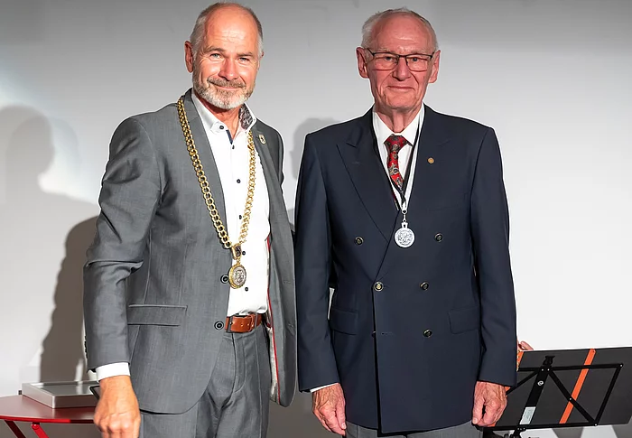 1. Bürgermeister Klaus Heilinglechner verleiht die Bürgermedaille an Jürgen Göbel