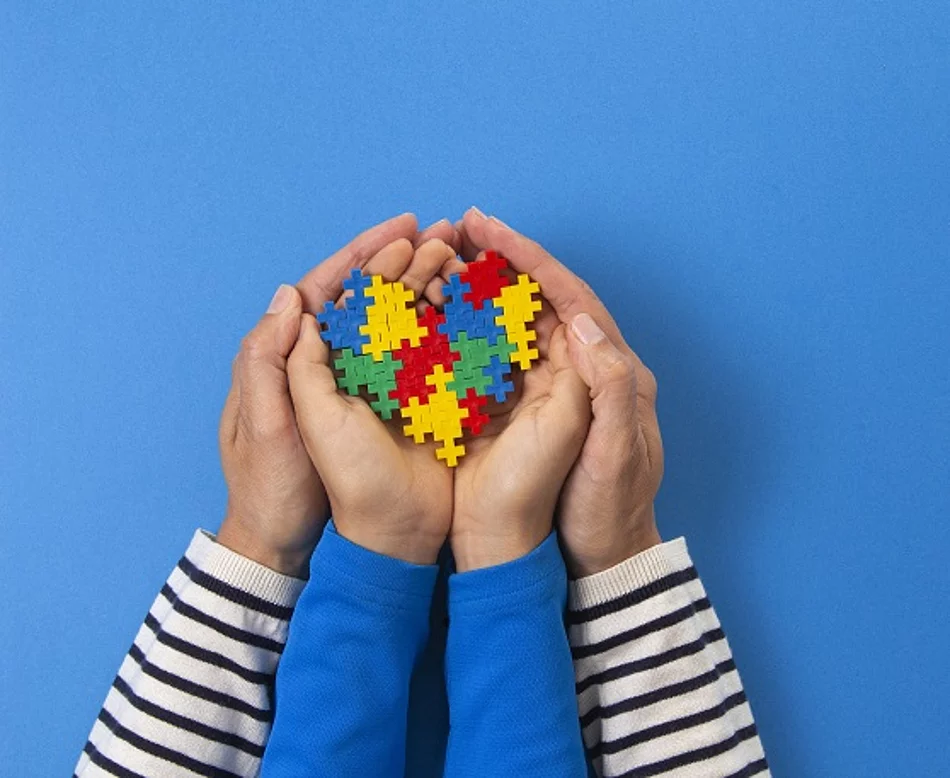 Symbolbild Erwachsenenhände halten Kinderhände mit Puzzelsteinen